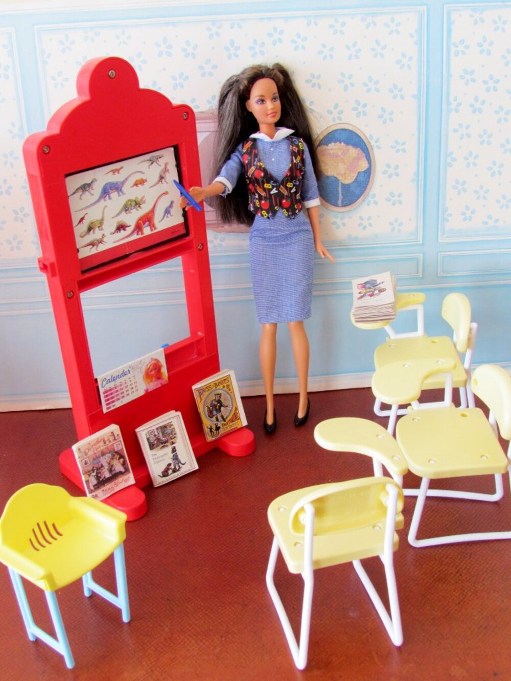 TEACHER BARBIE for KINDERGARTEN & GRADE SCHOOL w DESKS & FUN CLASSROOM ITEMS